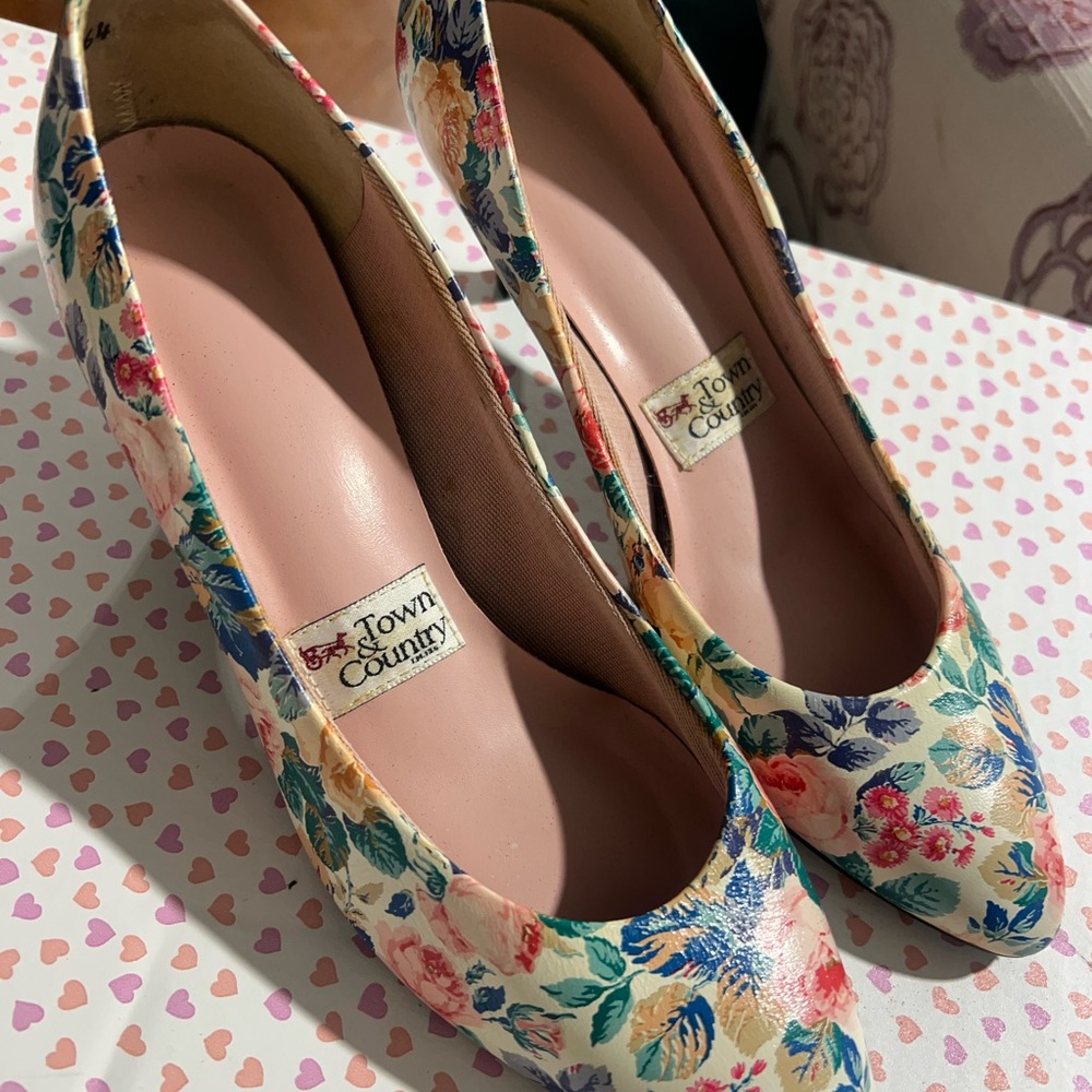 Chic Floral Print Heels with Pointed Toe and Medium Heel